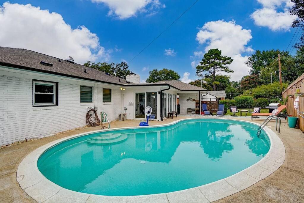 Poolside Bungalow With Fire Pit Fun And King Suite 夏洛特 外观 照片