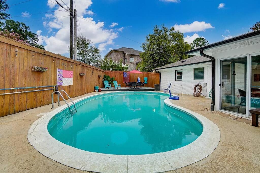 Poolside Bungalow With Fire Pit Fun And King Suite 夏洛特 外观 照片