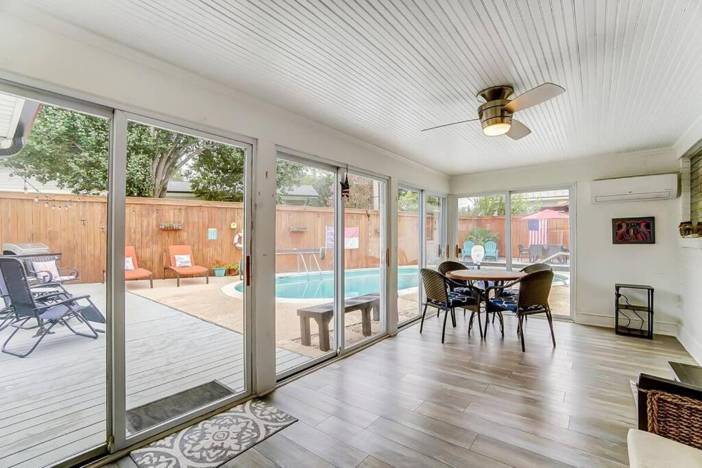 Poolside Bungalow With Fire Pit Fun And King Suite 夏洛特 外观 照片