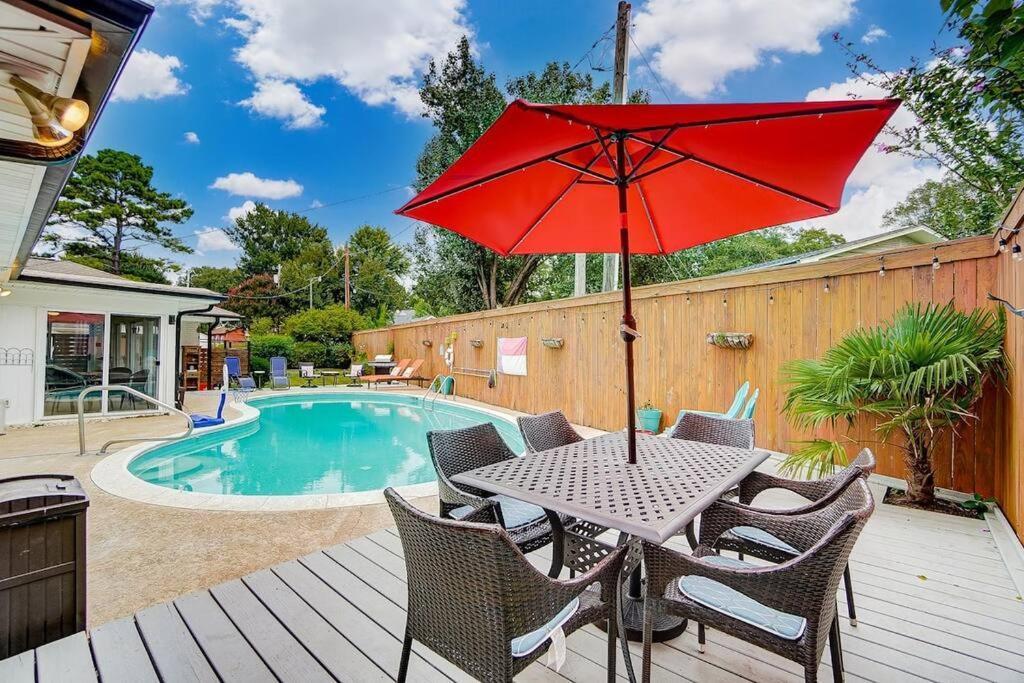 Poolside Bungalow With Fire Pit Fun And King Suite 夏洛特 外观 照片